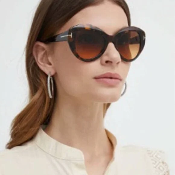 Tom Ford Guinevere FT1084 01B Sunglasses Black Cat Eye Frame, Smoke Lenses Tom Ford Guinevere FT1084 01B Sunglasses Black Cat Eye Frame  main image 4